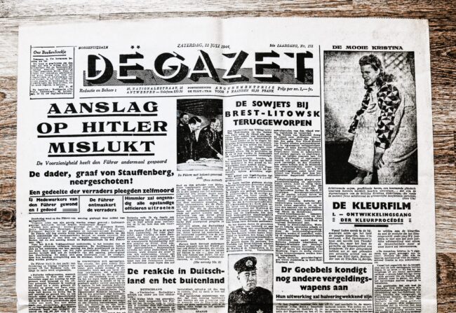 Voorpagina__De_Gazet__22_Juli_1944_met_hoofdnieuws__Aanslag_op_Hitler_mislukt_